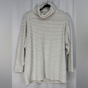 DAMASPORT Women’s turtleneck cozy sweater in size small.
